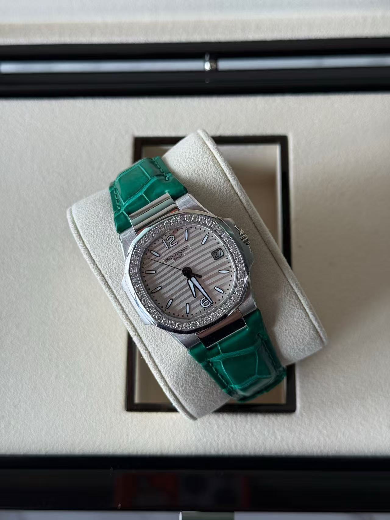 Patek Philippe 7010G-011 detail 3
