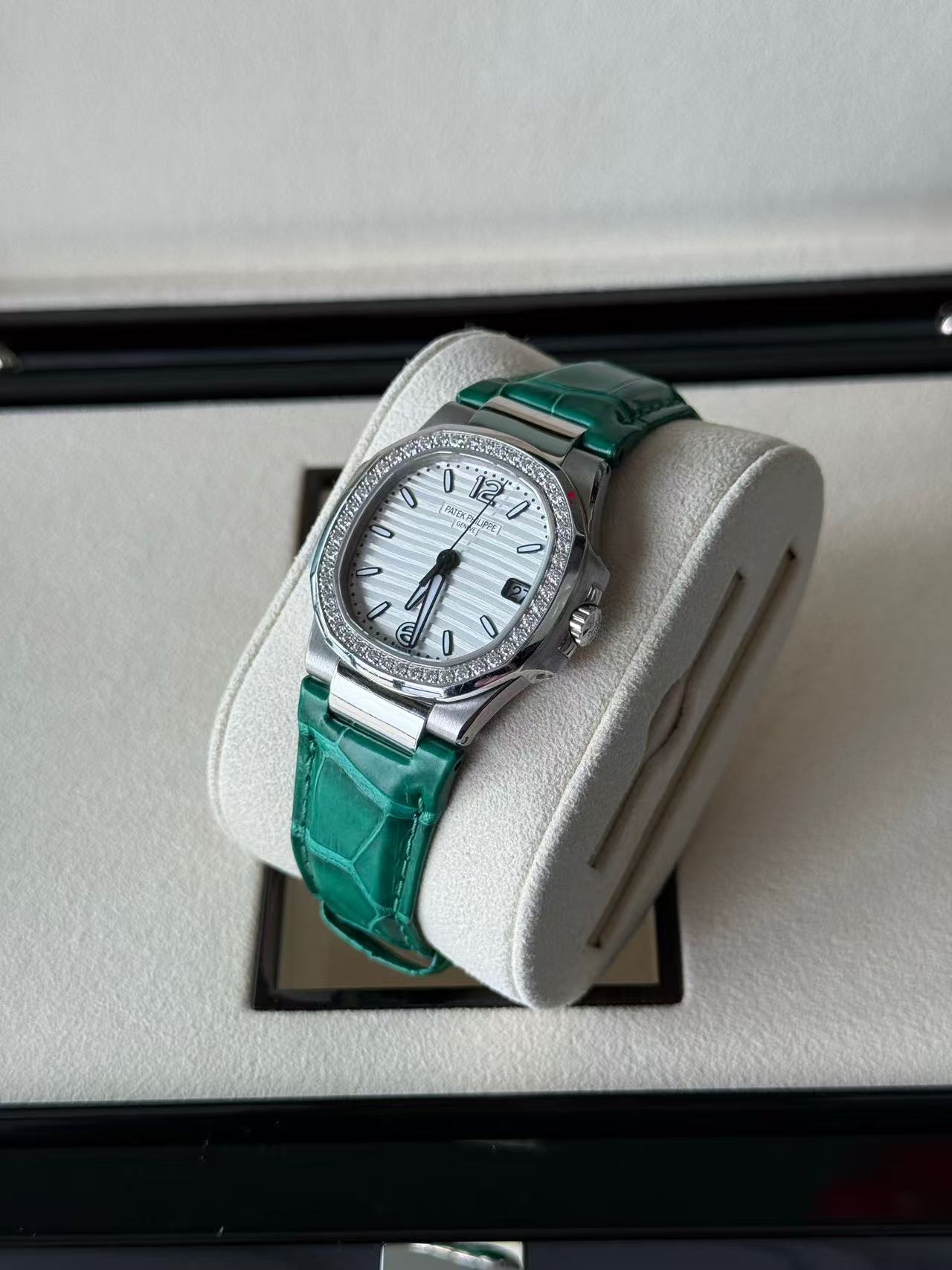 Patek Philippe 7010G-011 detail 4