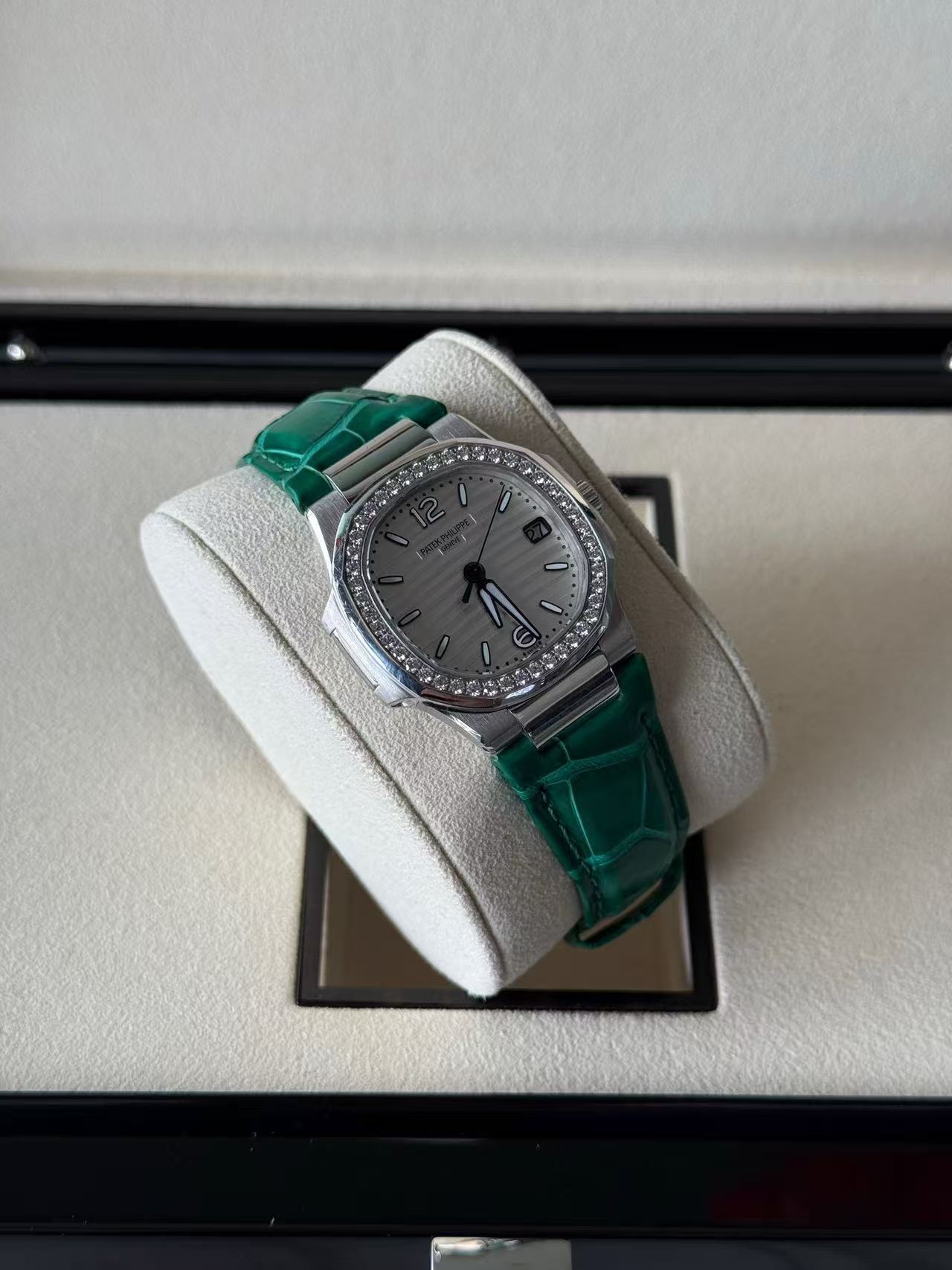 Patek Philippe 7010G-011 detail 5