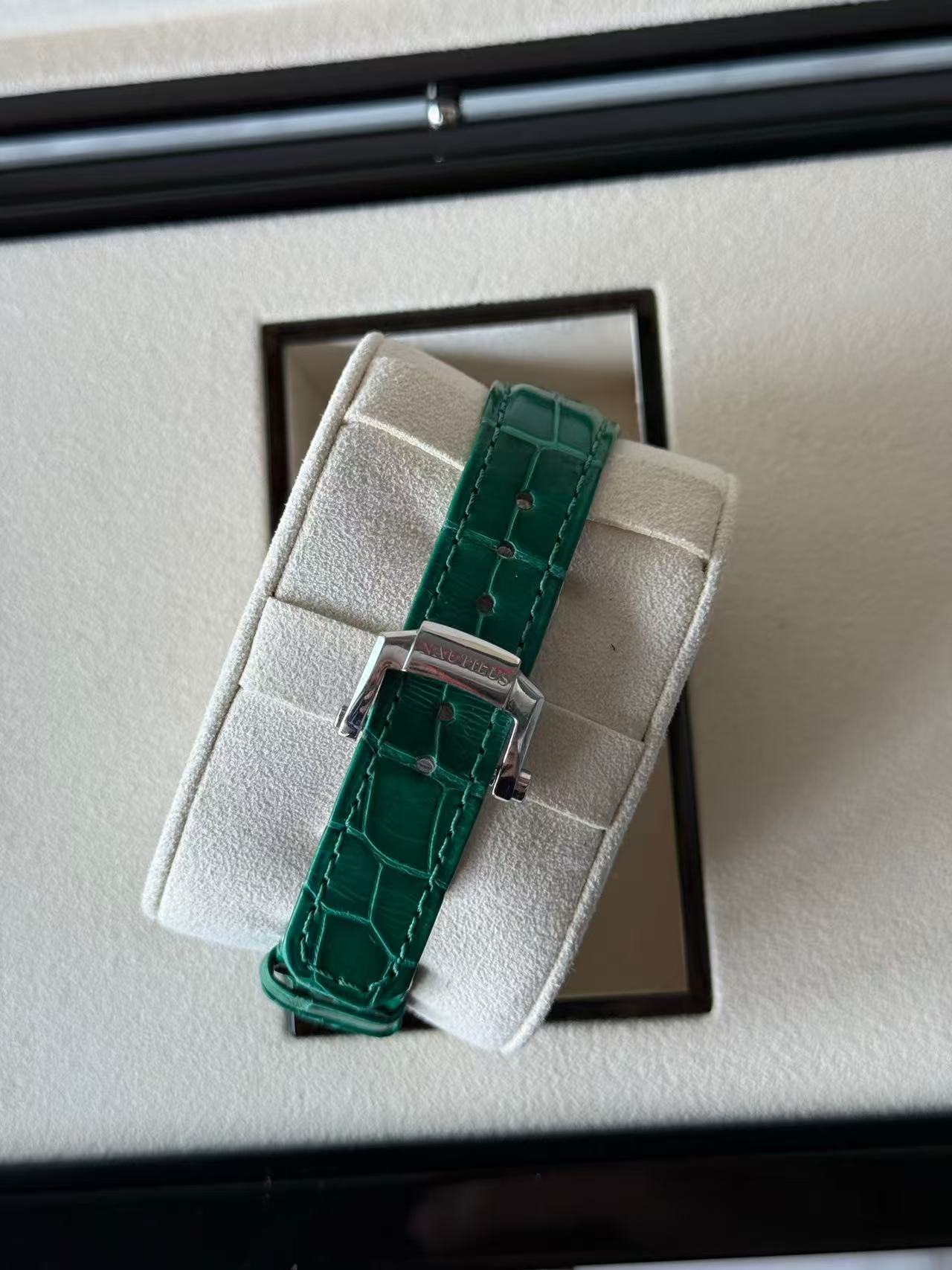 Patek Philippe 7010G-011 detail 6