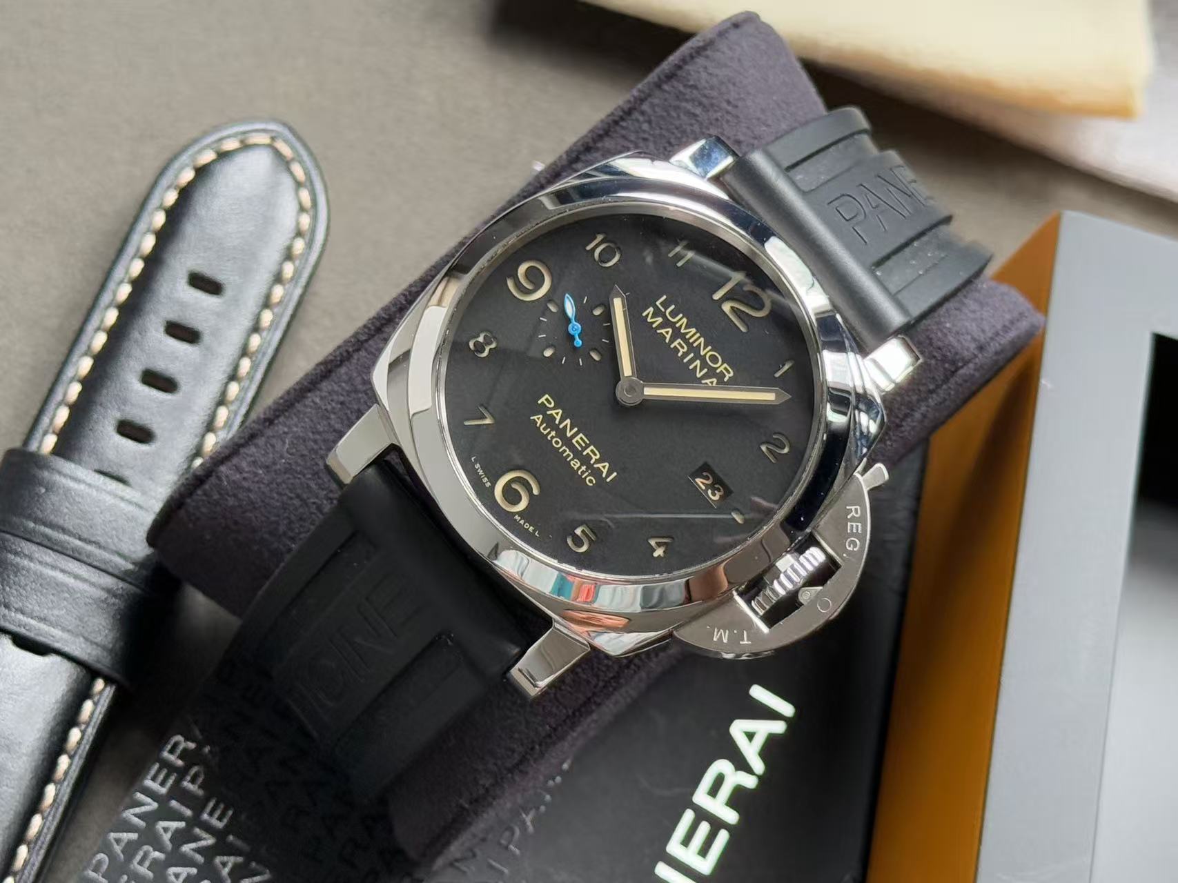 Panerai PAM01359 detail 2