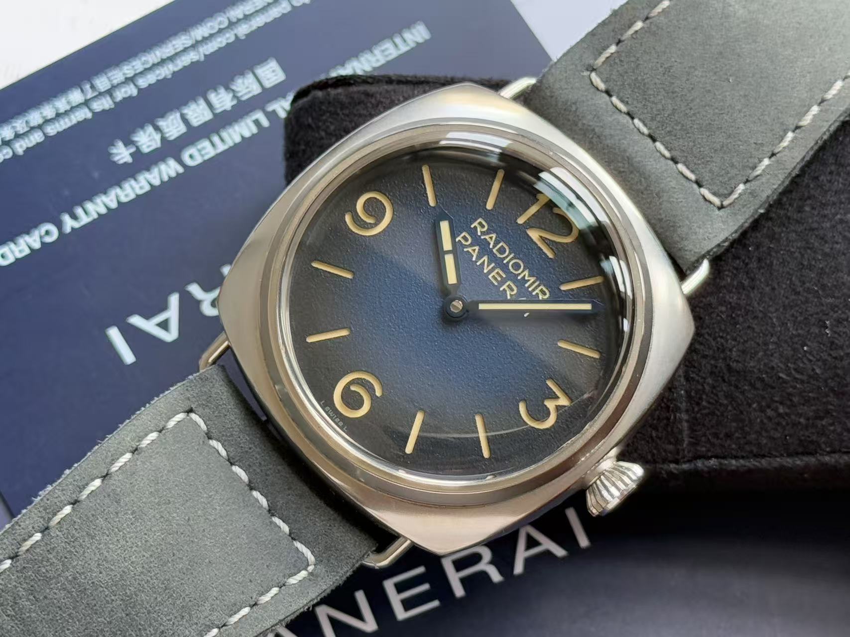 Panerai PAM01335 detail 1
