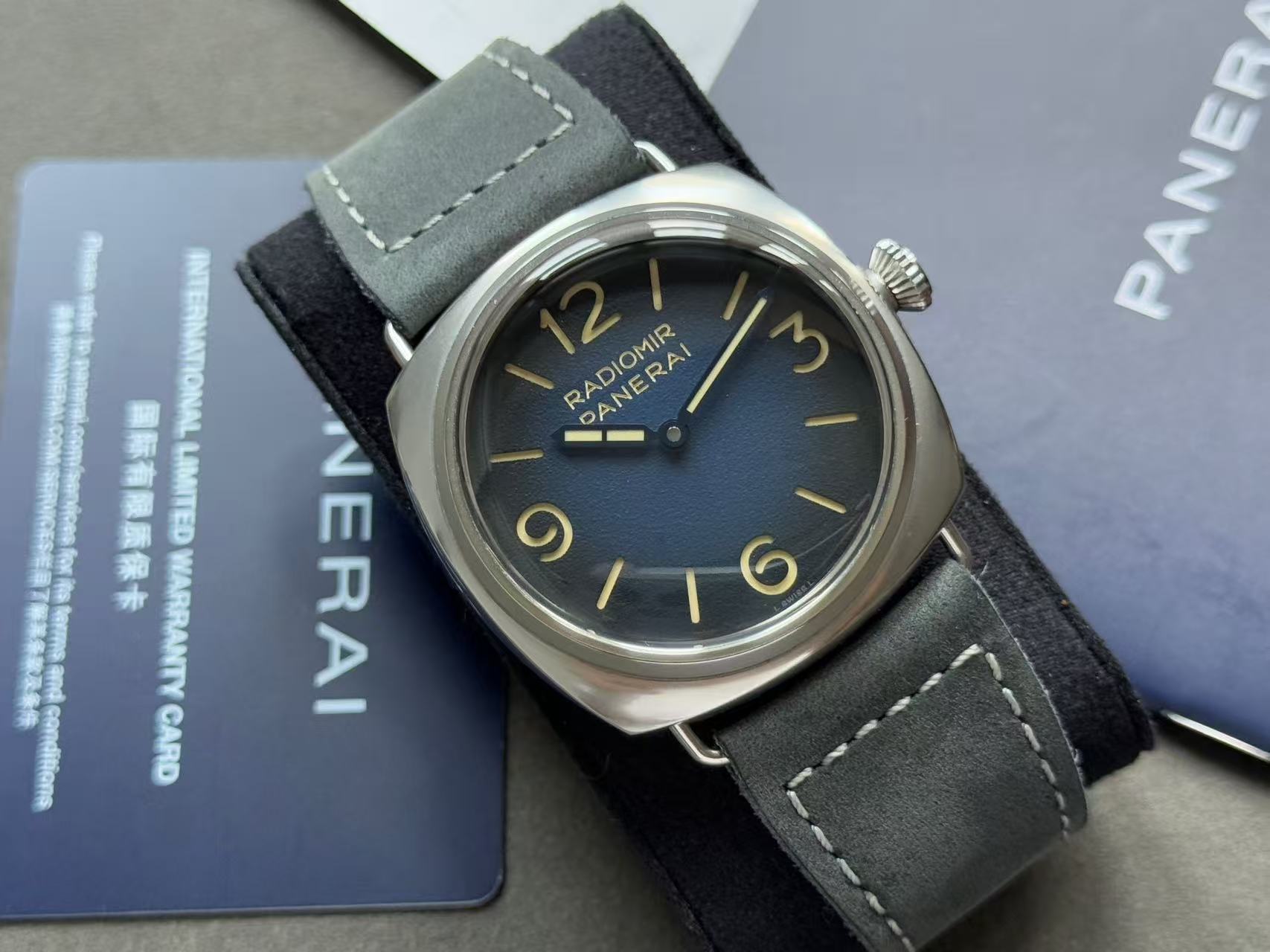 Panerai PAM01335 detail 2