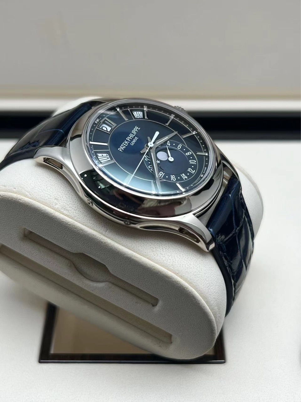 Patek Philippe 5205g-013 detail 2
