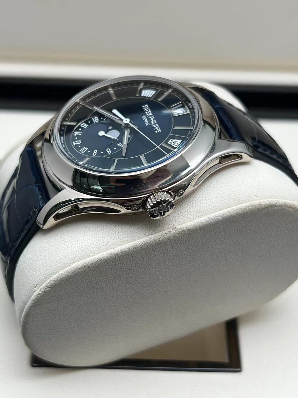 Patek Philippe 5205g-013 detail 3