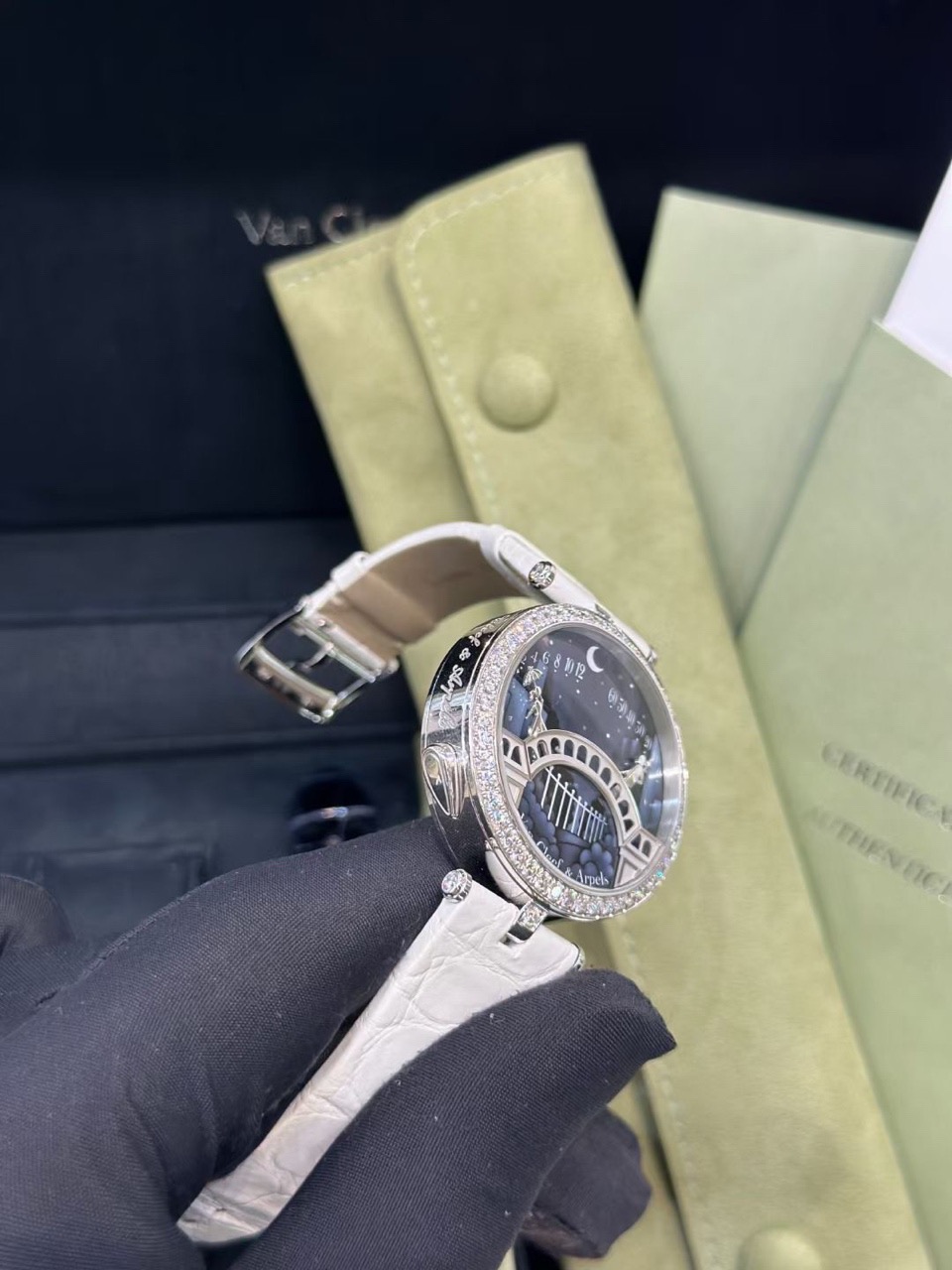 Van Cleef & Arpels VCAR08TY00 detail 2