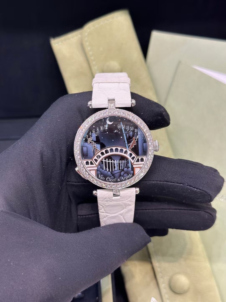 Van Cleef & Arpels VCAR08TY00 detail 1