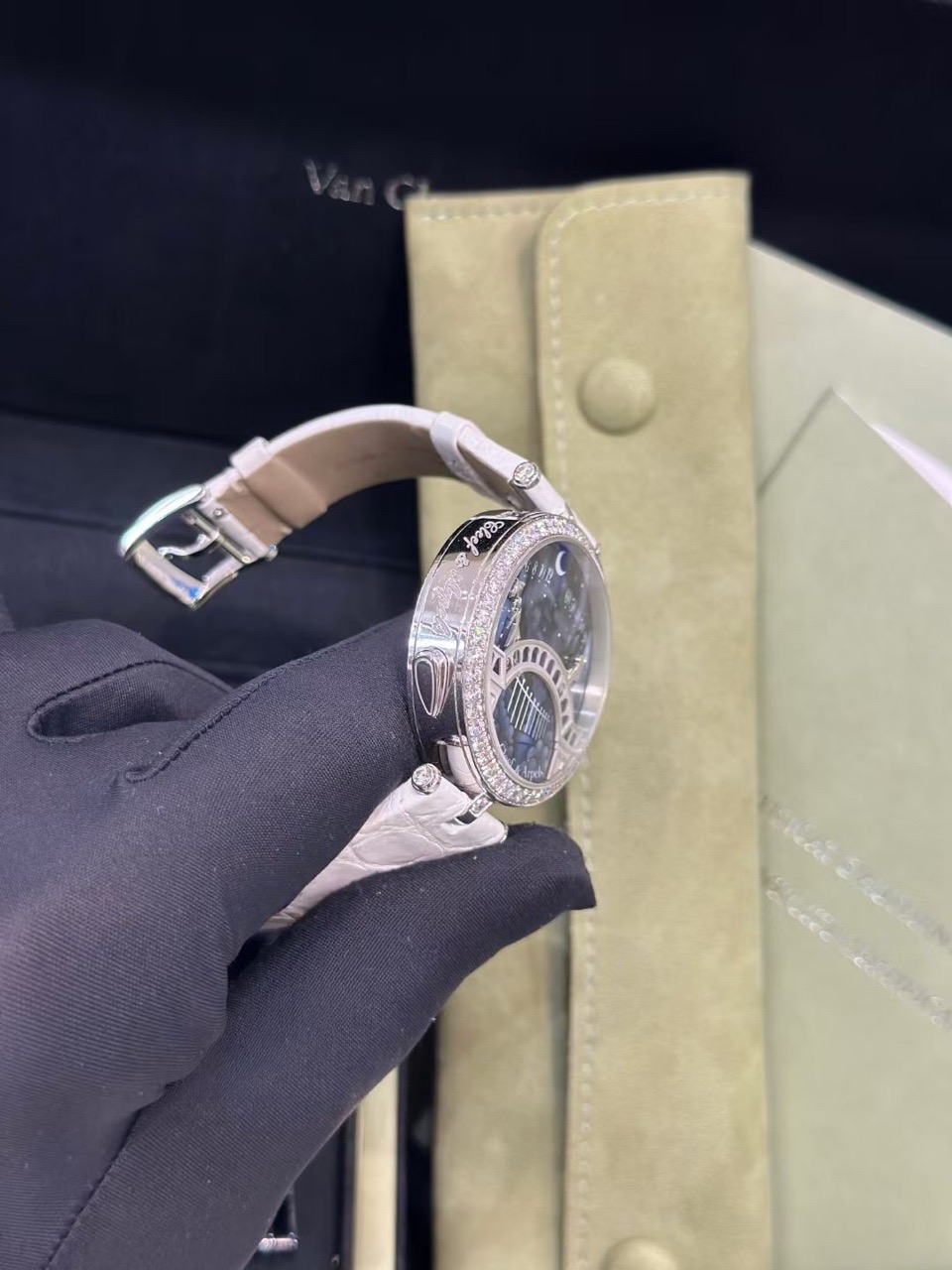 Van Cleef & Arpels VCAR08TY00 detail 4