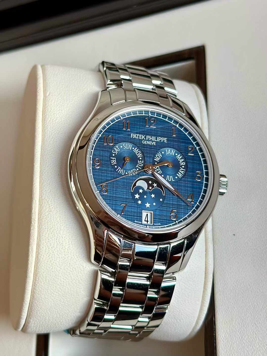 Patek Philippe 4947-1A-001 detail 1