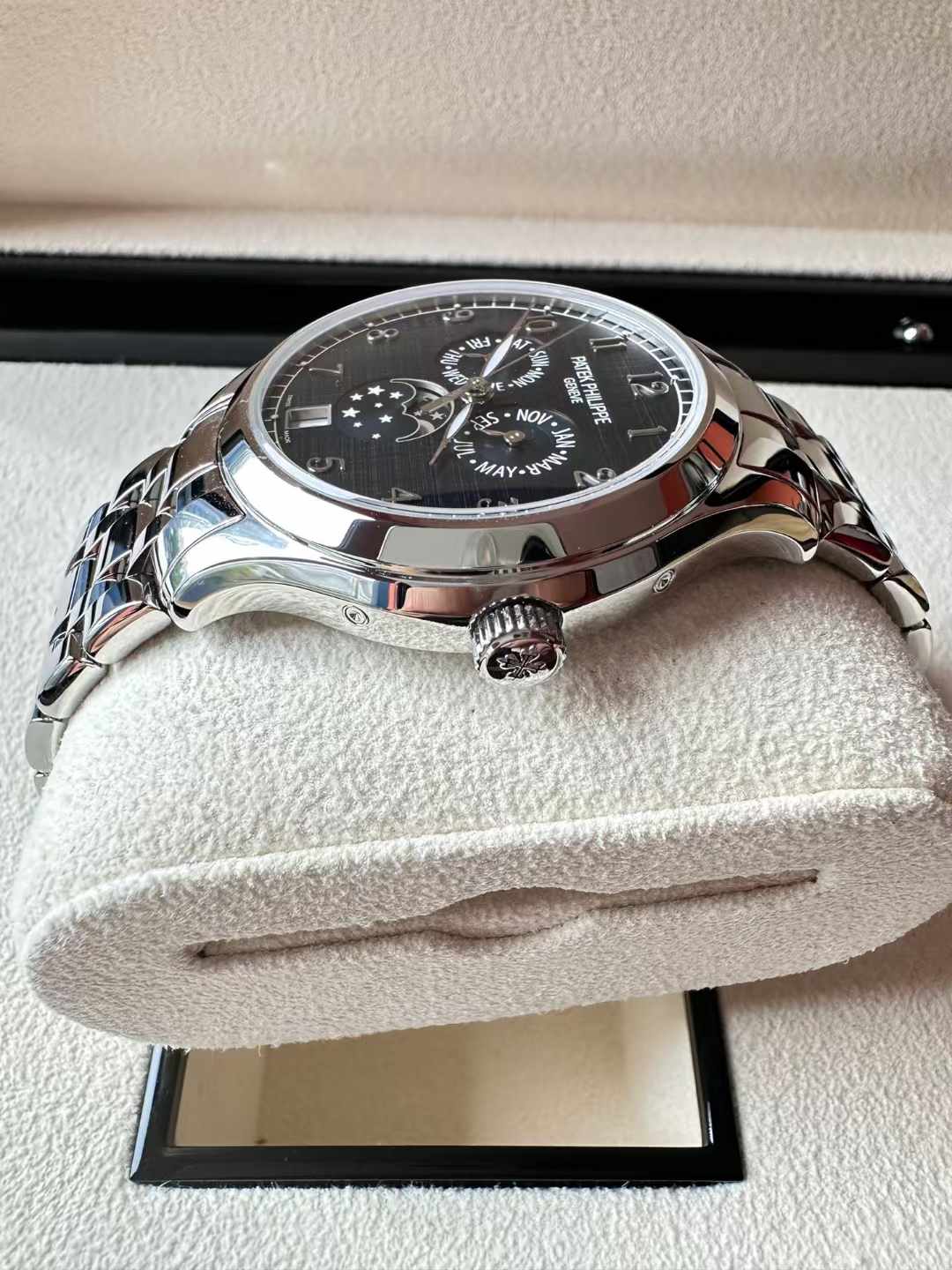 Patek Philippe 4947-1A-001 detail 2