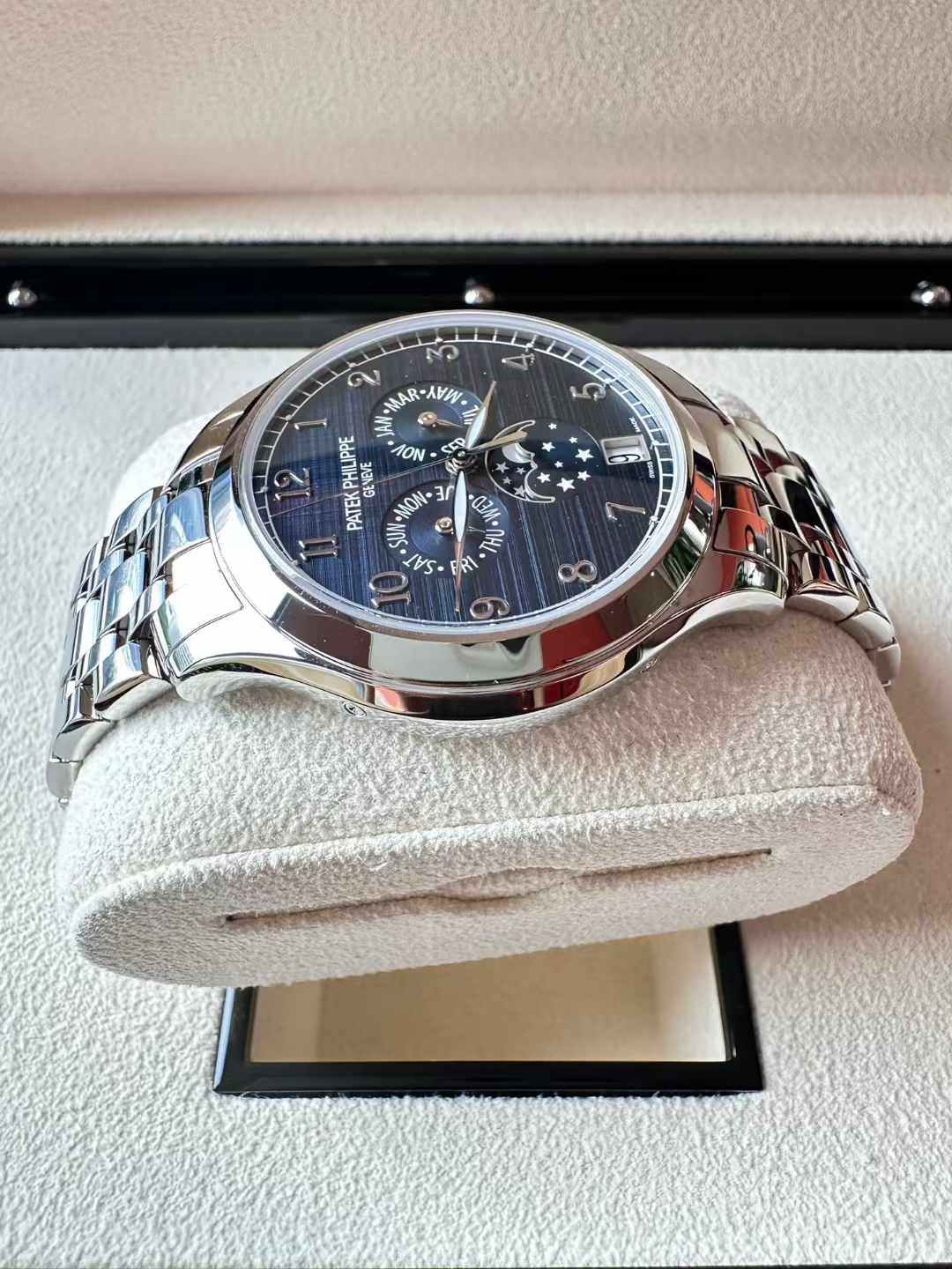 Patek Philippe 4947-1A-001 detail 3