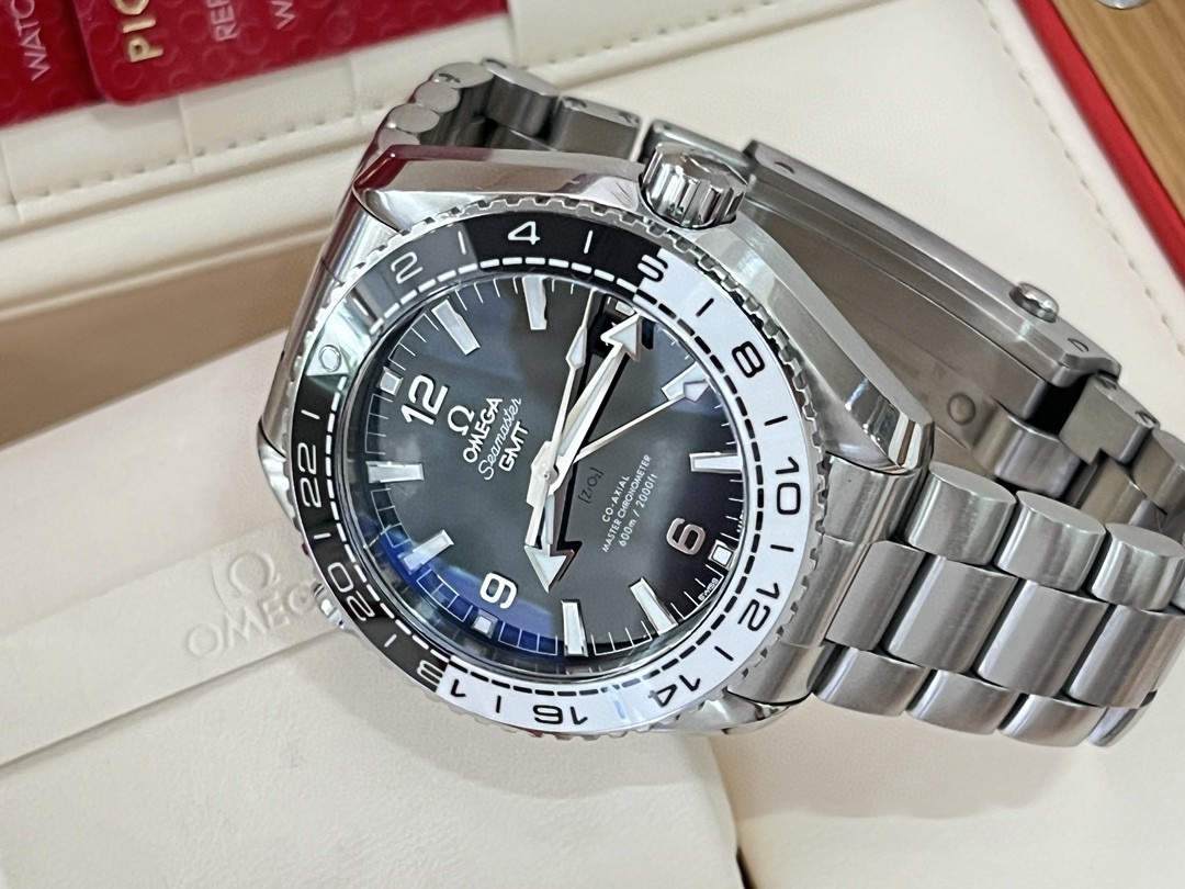 Omega 215.30.44.22.01.001 detail 3