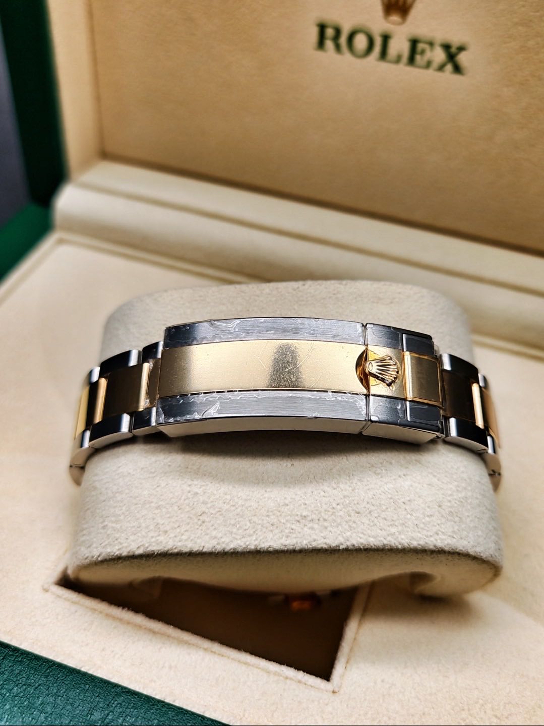 Rolex 116613lb detail 8