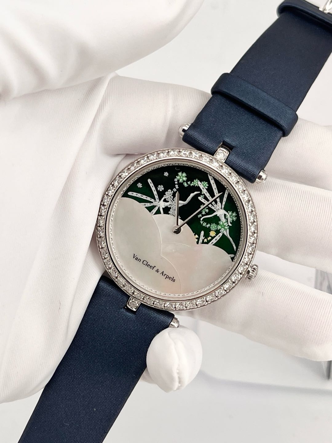 Van Cleef & Arpels VCARF51900 detail 1