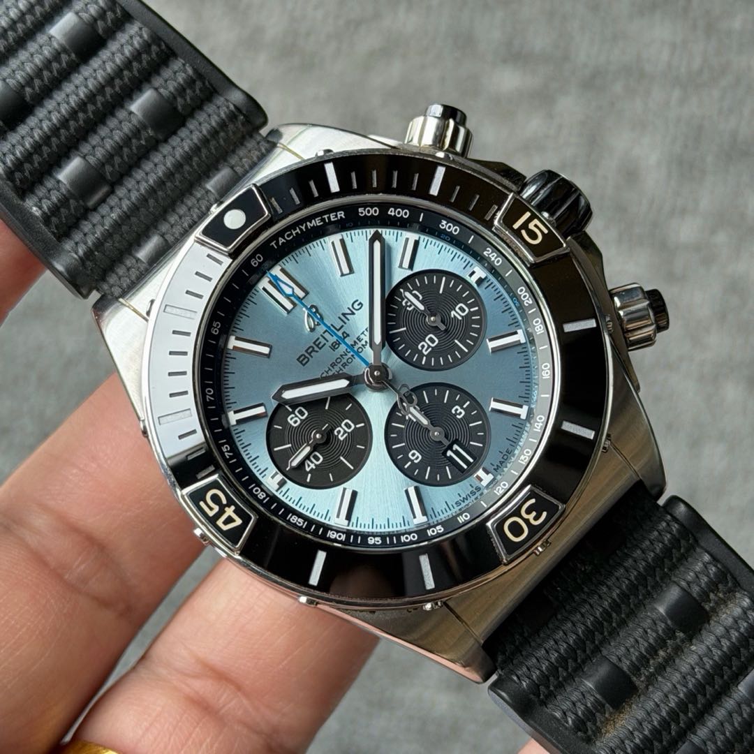 Breitling PB0136251C1S1 detail 1