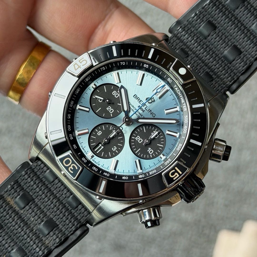 Breitling PB0136251C1S1 detail 2
