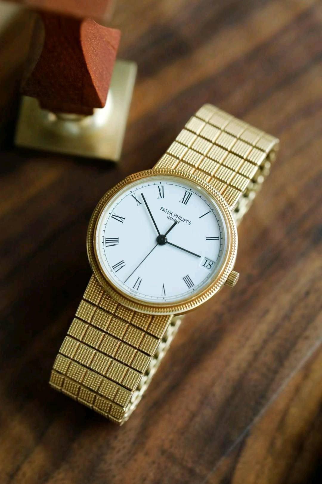 Patek Philippe 3802J detail 3