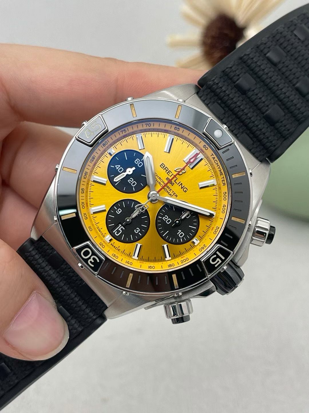 Breitling AB01364A1I1S1 detail 2