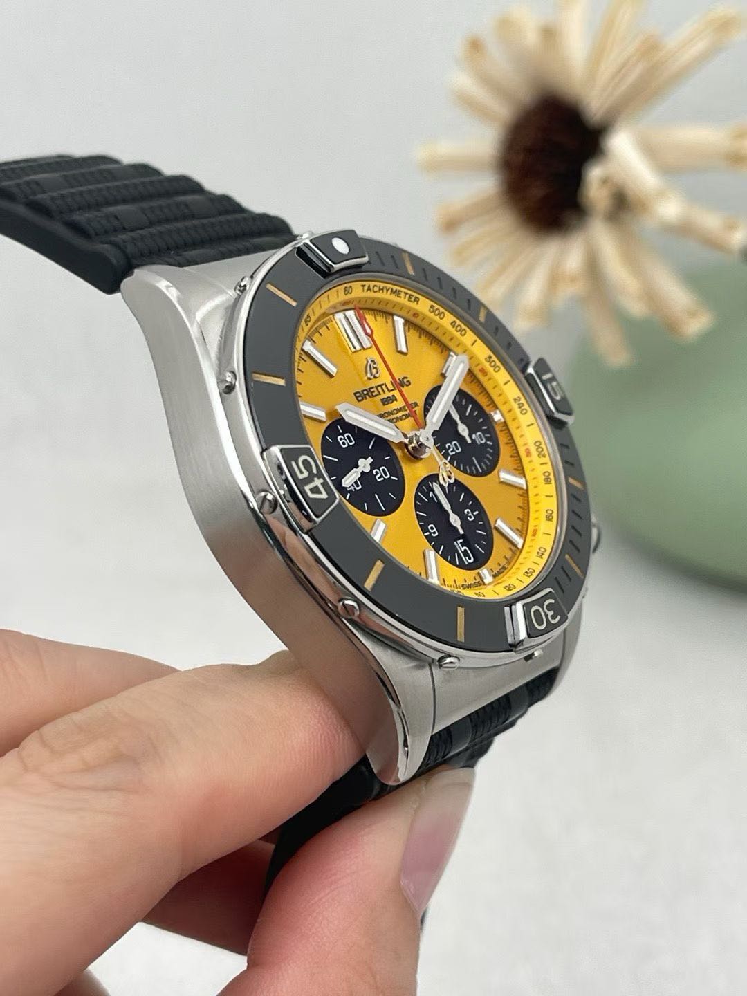 Breitling AB01364A1I1S1 detail 4