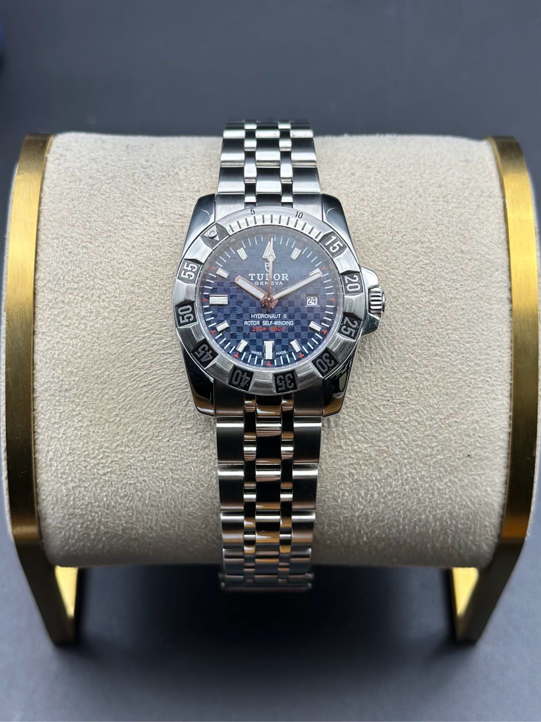 Tudor 24040